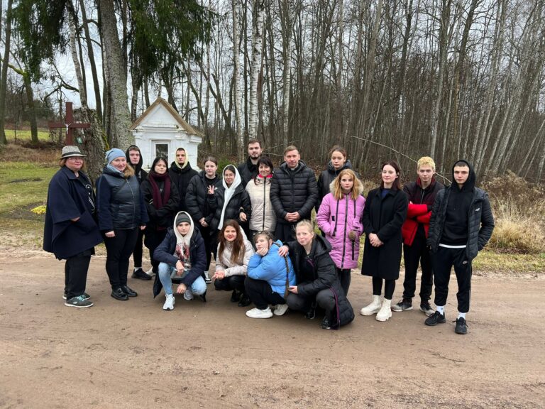 Jaunieši, skolēnu pašpārvalžu dalībnieki un NVO organizāciju pārstāvji devās pārgājienā