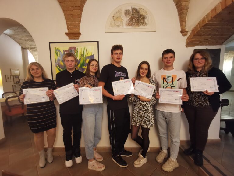 Erasmus+ projekta “Ziņa ir saņemta” dalībnieki 18.novembrī sveic Latviju 104.dzimšanas dienā