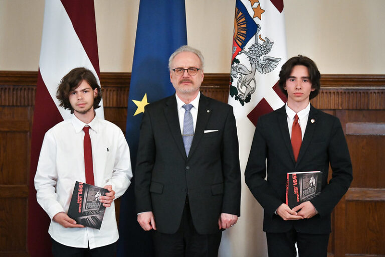 13. jūnijā Rīgas pilī Valsts prezidents Egils Levits godināja skolēnu radošo darbu un pētījumu konkursa “Vēsture ap mums” laureātus