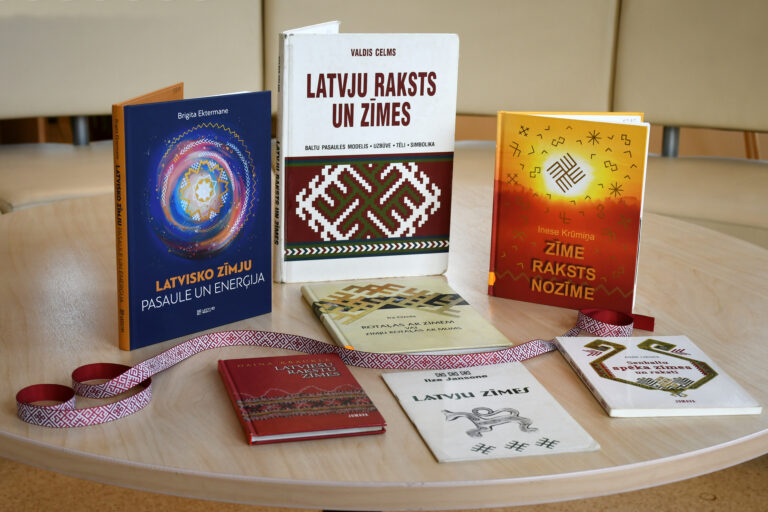 Bibliotēkā skatāmas bērnu radošo darbu izstādes “Tautastērpi” un “Spēka zīmes Latvijai”