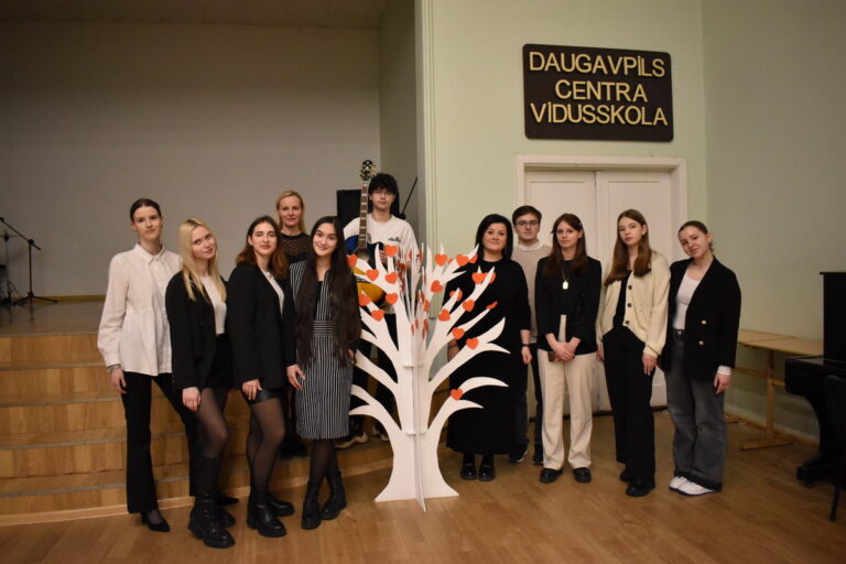 Daugavpils Centra vidusskolā notika Daugavpils valstspilsētas vispārizglītojošo skolu pašpārvalžu saliedēšanās cikla pasākums “Sveču diena”