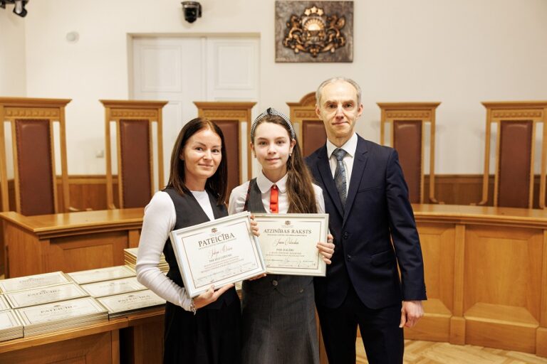 Daugavpils Zinātņu vidusskolas skolniece Jana Orlovska saņem Satversmes tiesas balvu
