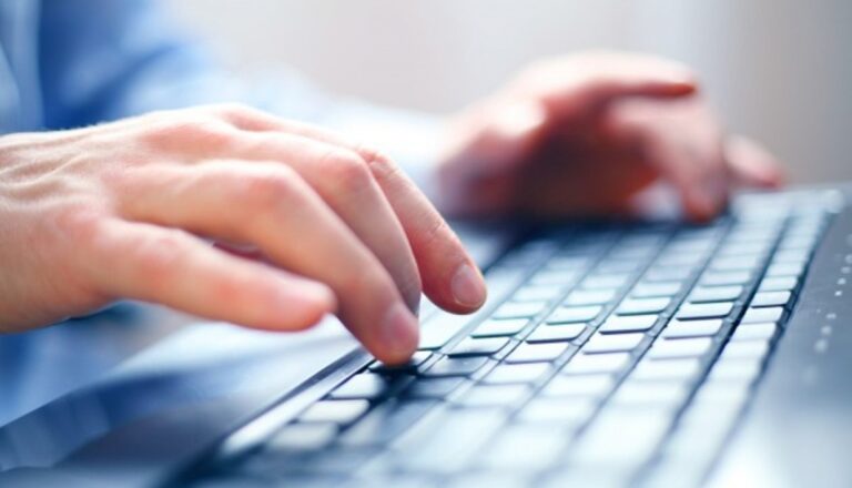 Strādājošie var mācīties latviešu valodu un apgūt datorprasmes bez maksas
