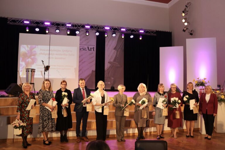 Daugavpilī sumināja skolotājus – konkursu laureātus