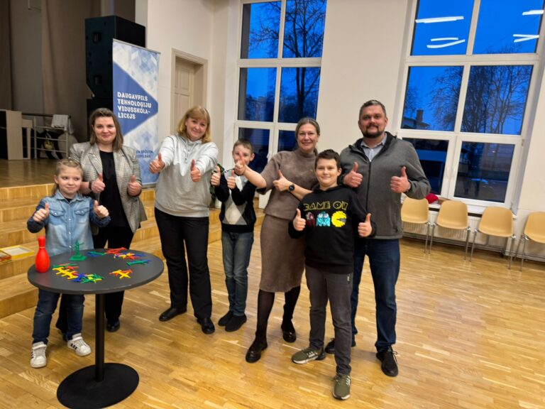 Galda spēļu vakars skolēniem un vecākiem Daugavpils Tehnoloģiju vidusskolā-licejā