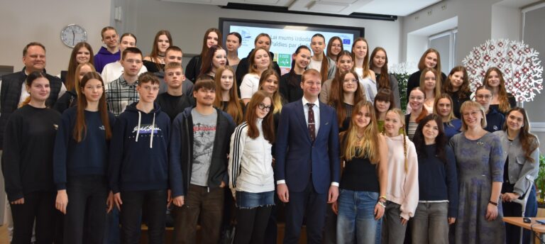 “Zaļais kurss no Eiropas Savienības lēmumiem līdz katrai mājsaimniecībai” – pasākumu cikls Daugavpils Valsts ģimnāzijā