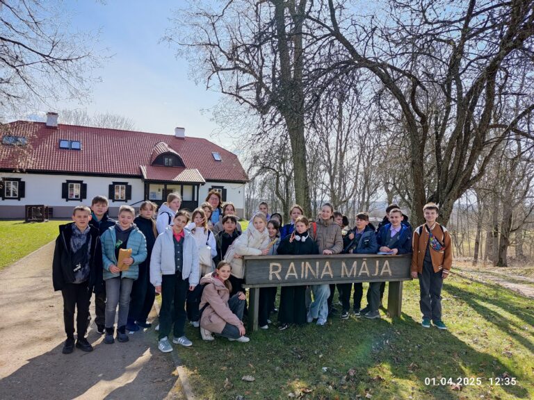 Pavasara saulainās dienas Raiņa mājā Berķenelē