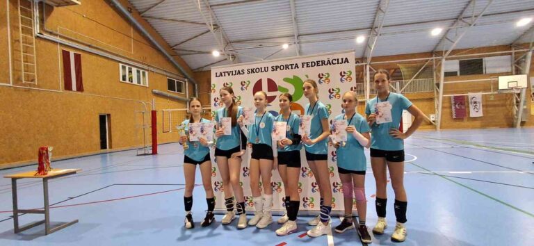 Divas sudraba godalgas volejbolā