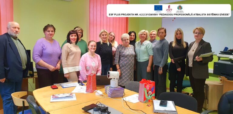 Plecu pie pleca ar skolotāju: ceļā uz iedvesmojošu mācību vidi pirmsskolā