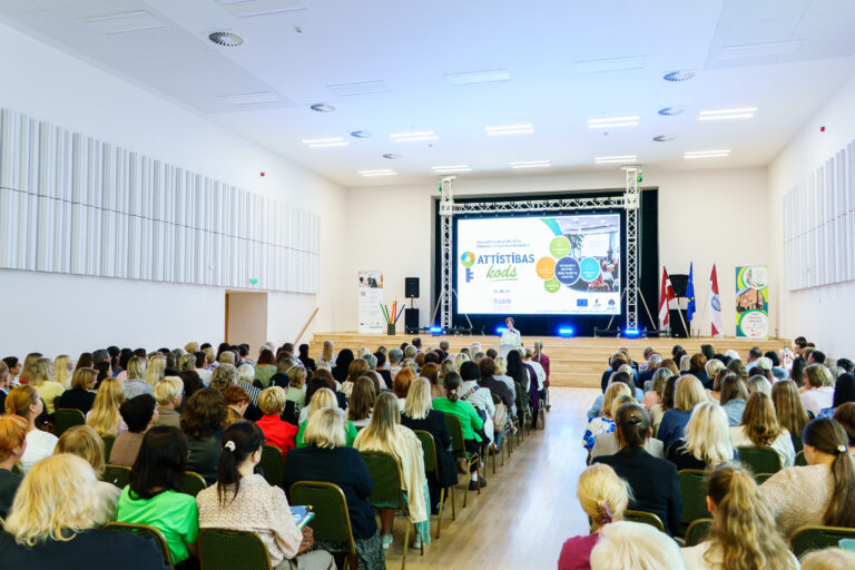 Sadarbība, meistarība un labbūtība: Daugavpilī aizvadīta pedagogu konference “Attīstības kods”