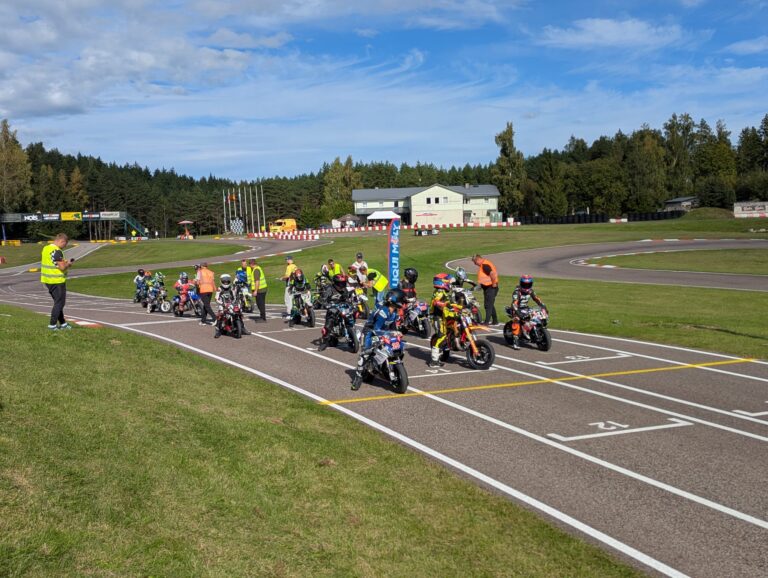 Daugavpils pilsētas Bērnu un jauniešu centra “Jaunība” sportisti ar uzvarām noslēdz Supermoto sezonu Aravetē