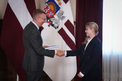 20250820 Rīga. Latvija. Valsts prezidents Edgars Rinkēvičs. Valsts prezidenta Edgara Rinkēviča dalība skolēnu projekta darbu konkursa “Vēsture ap mums” laureātu apbalvošanas ceremonijā. Foto Ilmārs Znotiņš