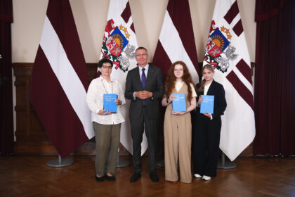 20250820 Rīga. Latvija. Valsts prezidents Edgars Rinkēvičs. Valsts prezidenta Edgara Rinkēviča dalība skolēnu projekta darbu konkursa “Vēsture ap mums” laureātu apbalvošanas ceremonijā. Foto Ilmārs Znotiņš